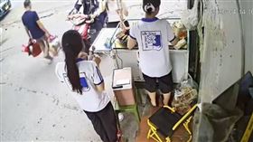 面對突如其來的忙碌，兩名女學生不僅沒有手足無措，反而迅速進入狀況。（圖／翻攝自Soha）