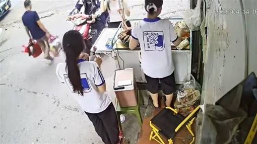 老闆有急事請女學生顧攤　回來一看全賣光