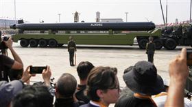 超大型無人潛航器「AJX002」於去年9月3日在北京舉行的「勝利日閱兵」中首次亮相。（圖／達志／美聯社）