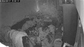 有網友分享，房間內出現詭異白霧和不明光源。（圖／翻攝自臉書／靈異公社）