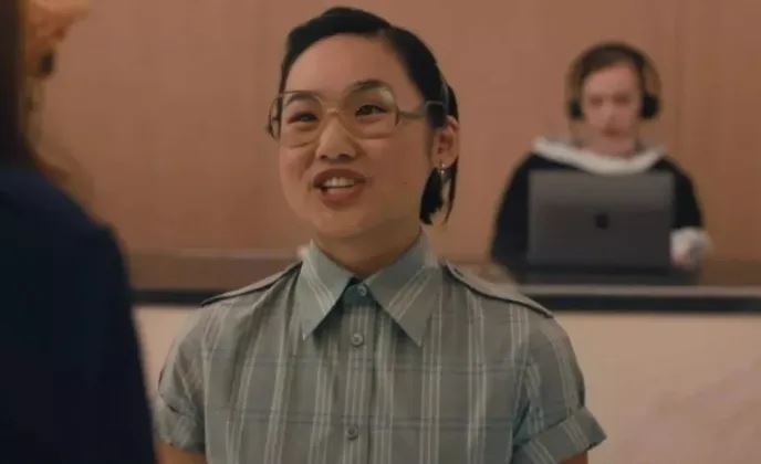 《穿著PRADA的惡魔2》劇中華裔助理從造型到姓名爆辱華爭議。（圖／翻攝自微博）