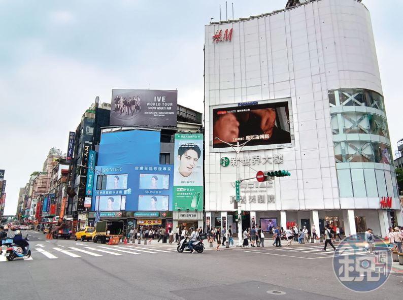 杜男騎機車回家途中身體不適，停在西門町路邊（圖）嘔吐，被警方誤認為酒駕