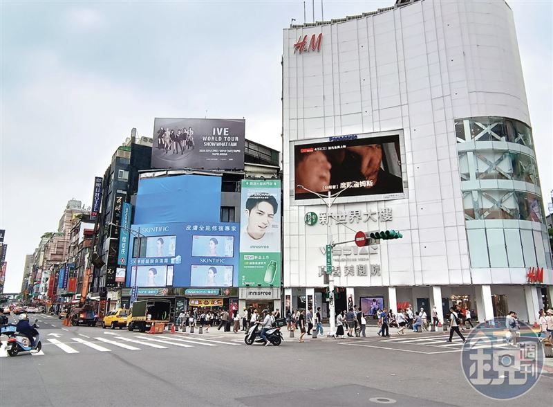 杜男騎機車回家途中身體不適，停在西門町路邊（圖）嘔吐，被警方誤認為酒駕