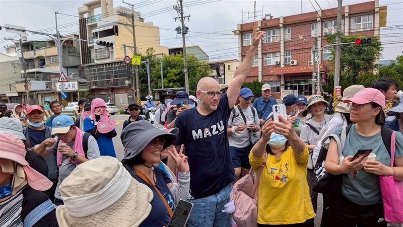 吳鳳曬出多張與信徒的合影，直呼自己是「世界上最富有的人之一」。（圖／翻攝自吳鳳臉書）