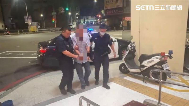 王姓老翁行為已觸犯恐嚇公眾罪，被以現行犯逮捕。（圖／翻攝畫面）