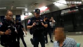 捷運,高雄,老翁,車廂,乘客,公眾,折疊刀,員警,態度,現行犯。（圖／翻攝畫面）