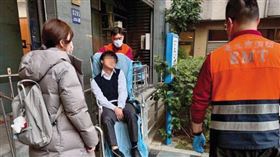 警方拖了4小時才將杜男上銬送醫，最後證實他是腦出血，並非酒駕。（圖／鏡週刊）