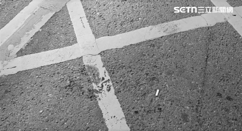 徐男躺過的地方，乾掉成血漬，烙印在標線上。（圖／翻攝畫面）