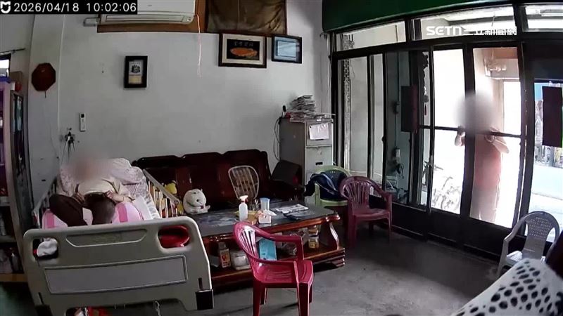 男子光天化日下行竊，拿小刀往門鎖旁紗窗割試圖想開鎖進門