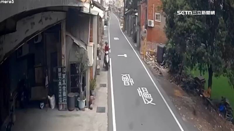 男子被發現後騎車逃跑，警方在五小時左右後逮捕嫌疑人