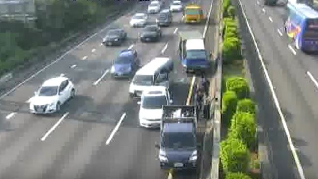 國道1號北向347.2公里處，高雄岡山路段今天（20日）上午7時58分，發生6車追撞事故。（圖／翻攝自高公局官網）