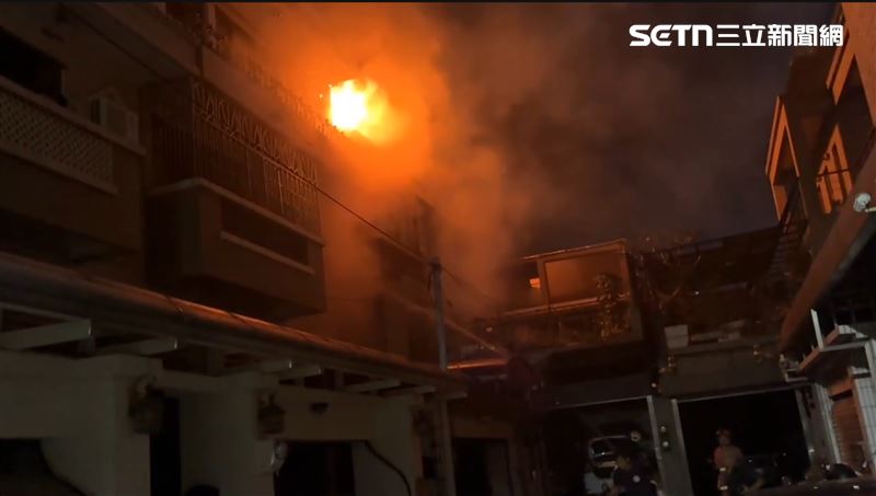 嘉義19日晚間透天厝大火，一家三口不幸命喪火窟。（圖／翻攝畫面）