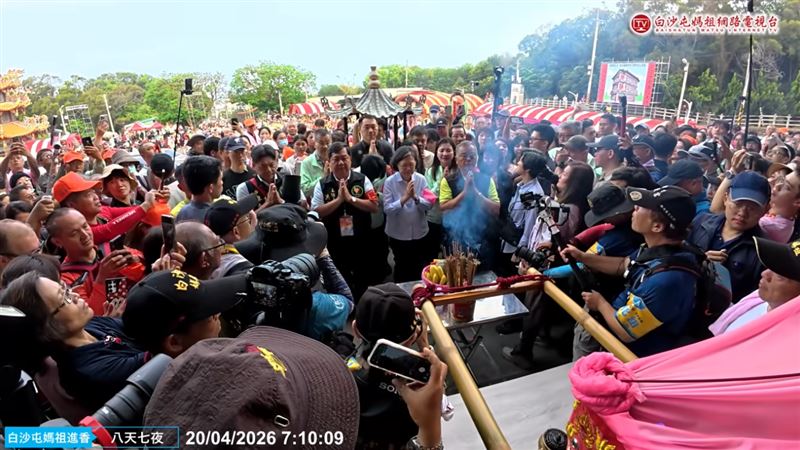 前總統蔡英文體驗一日香燈腳，前往慈后宮參拜白沙屯媽祖。（圖／翻攝YT白沙屯媽祖網路電視台）