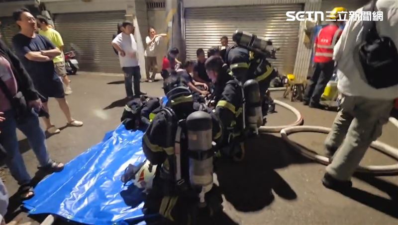 無尾巷大火驚動附近住戶，父母與5歲女童受困陽台失去呼吸心跳，送醫不治。（圖／翻攝畫面）