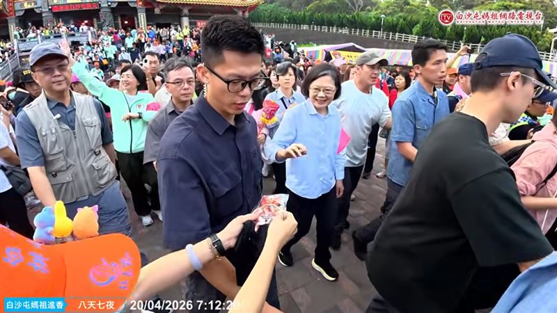 民眾熱情遞上結緣品，蔡英文趁空隙收下，展現親和力。（圖／翻攝YT白沙屯媽祖網路電視台）