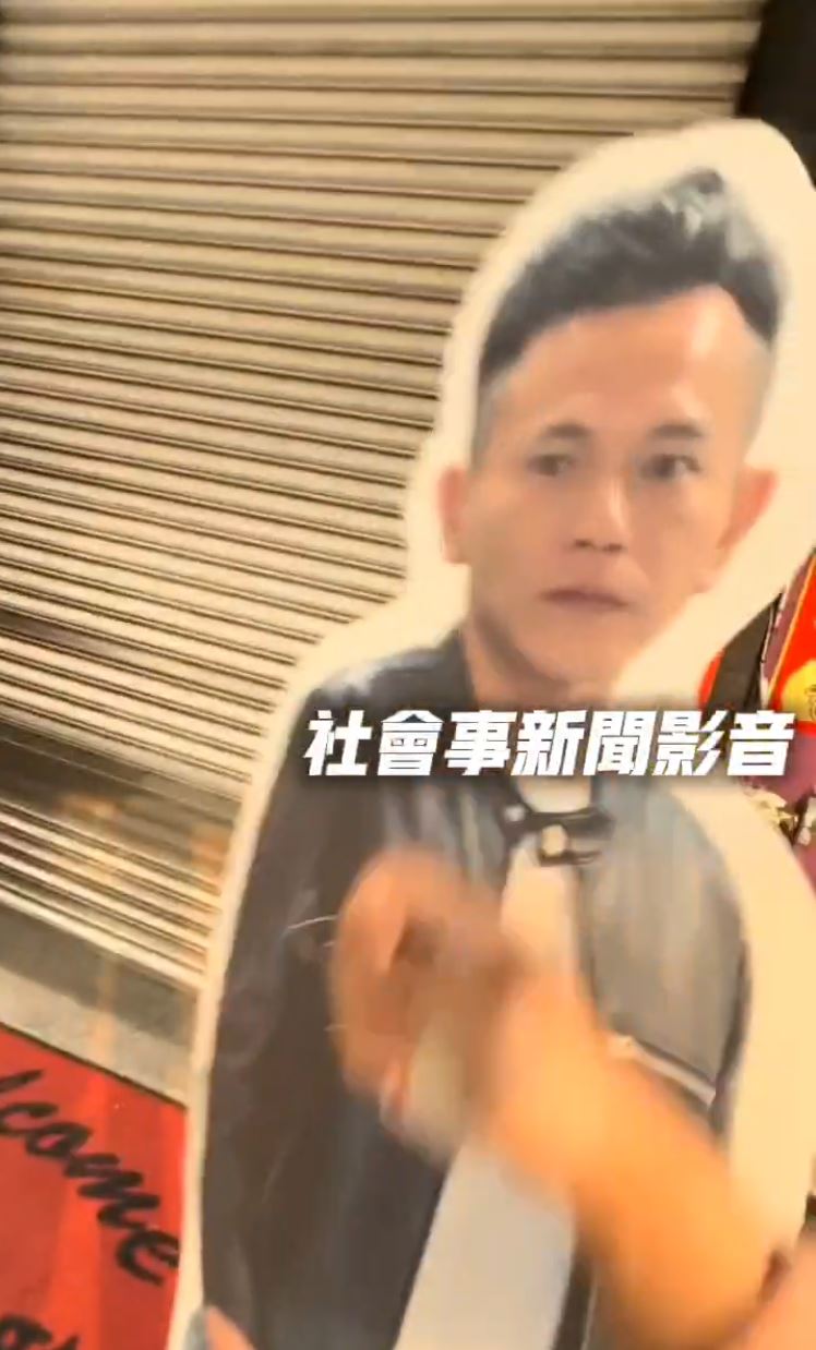 王姓女子大罵五字經，還氣到出手砸倒AJ哥人形立牌。（圖／翻攝社會事新聞影音）