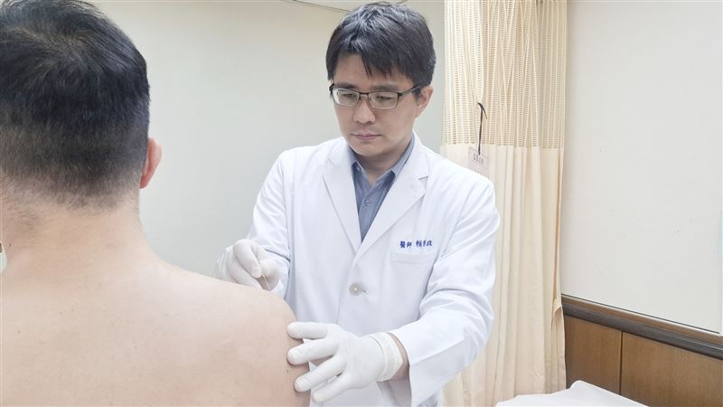 賴博政醫師為病人施以「微創小針刀」治療，鬆解局部沾黏，肩膀恢復正常活動。（圖／臺北醫院提供）