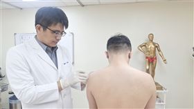 賴博政醫師說明目前小針刀廣泛應用於腱鞘炎、滑囊炎、退化性關節炎等。（圖／臺北醫院提供） 