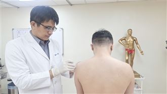 賴博政醫師說明目前小針刀廣泛應用於腱鞘炎、滑囊炎、退化性關節炎等。（圖／臺北醫院提供） 