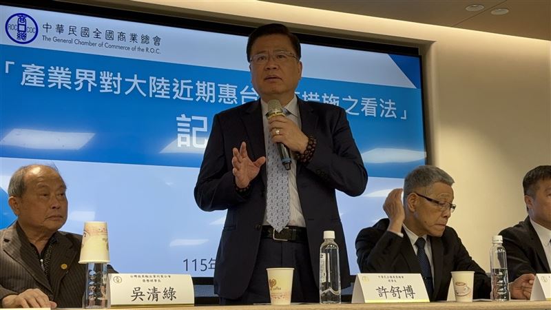 鄭習會後，大陸宣布十項惠台措施，我政府已表態拒絕接受。對此，商總理事長許舒博今（20）日召開記者會表示，台灣是民主社會，各產業本就應自由發展，絕非任何一方施壓即可控制。（圖／記者王文承攝影）