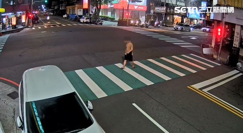 台中男深夜闖紅燈遭員警攔查，結果男子飆罵髒話還襲警，遭壓制逮捕。（圖／翻攝畫面）