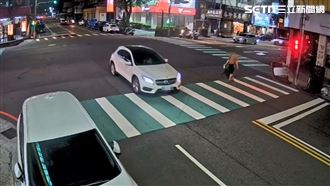 男徒步闖紅燈遭攔查！搶安全帽襲警下場曝