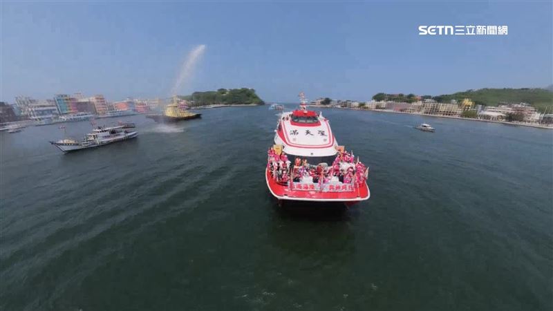 旗津天聖宮旗聖媽睽違12年的海陸進香，一路上兩側都是伴航漁船非常壯觀