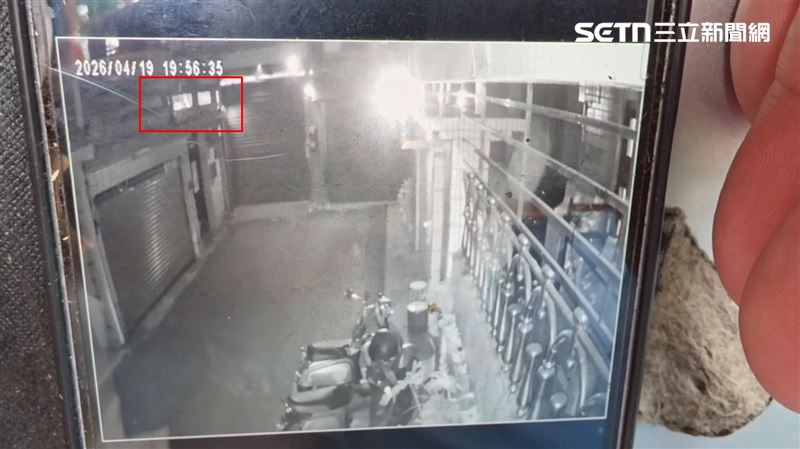 19日晚間7時56分車庫發現火光。（圖／翻攝畫面）