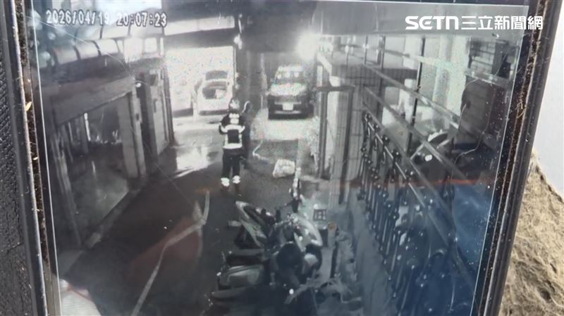 嘉義市消防局於晚間8時6分抵達現場滅火。（圖／翻攝畫面）