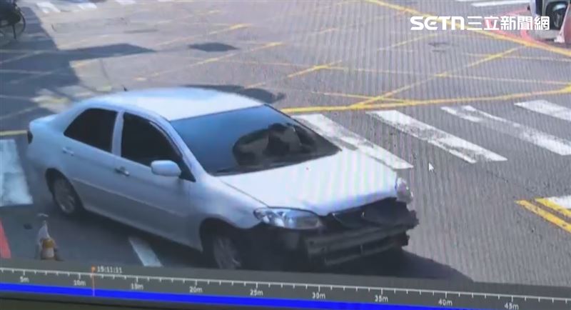 路口監視器拍下，一輛白色轎車在毫無減速下衝撞店面，車上下來3、4人頭戴頭套，動作俐落迅速將徐男強押擄走。（圖／翻攝畫面）