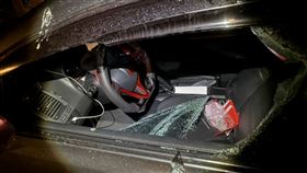 楊男敲破汽車車窗行竊時遭破碎車窗玻璃割傷留下血跡。（圖／翻攝畫面）