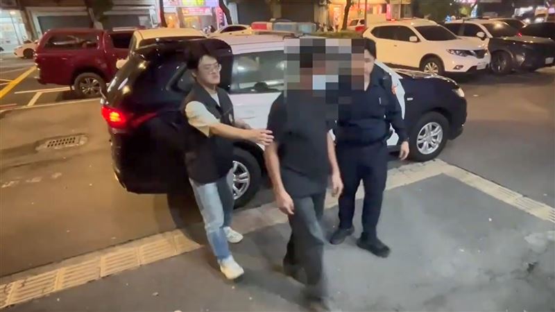 楊男被警方逮捕帶回警局。（圖／翻攝畫面）