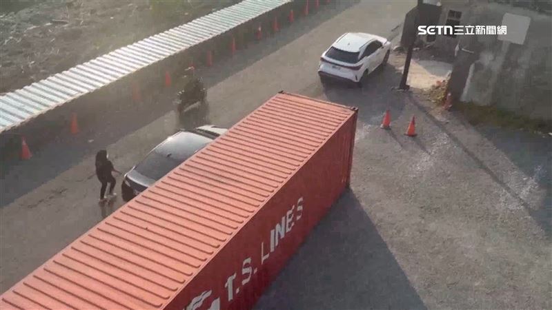 地主貨櫃擋路並寄存證信函，餐廳業者跳腳認為被惡意針對影響生意