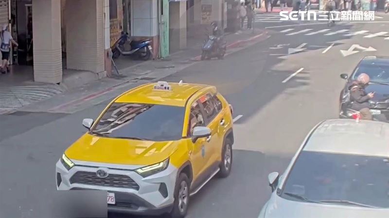 北市杜男騎車返家時中風嘔吐，警方錯認他酒駕帶返所偵辦。（圖／翻攝畫面）