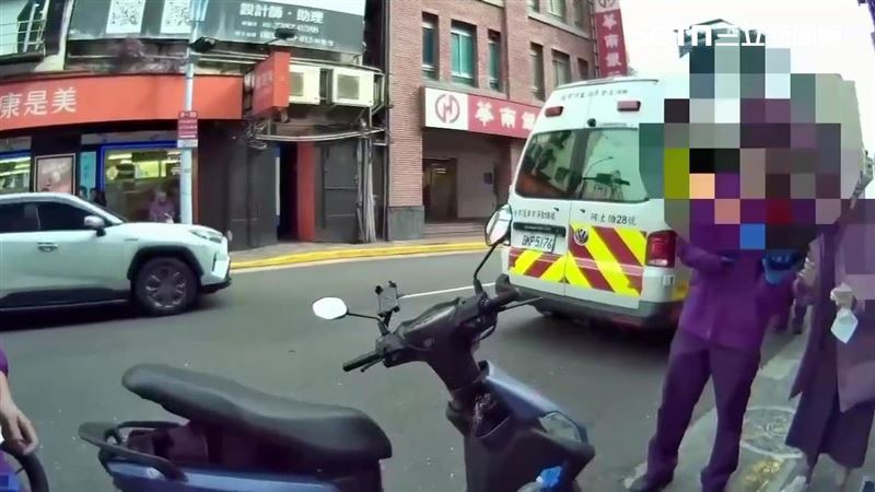 北市杜男騎車返家時中風嘔吐，警方錯認他酒駕帶返所偵辦。（圖／翻攝畫面）