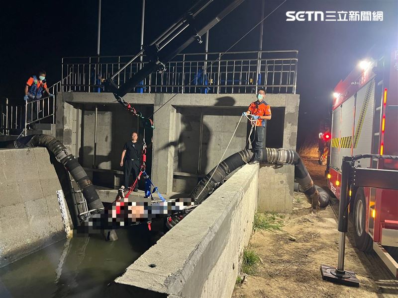 台南市北門區大排水溝驚見女浮屍，警消撈起後身份曝光。（圖／翻攝畫面）