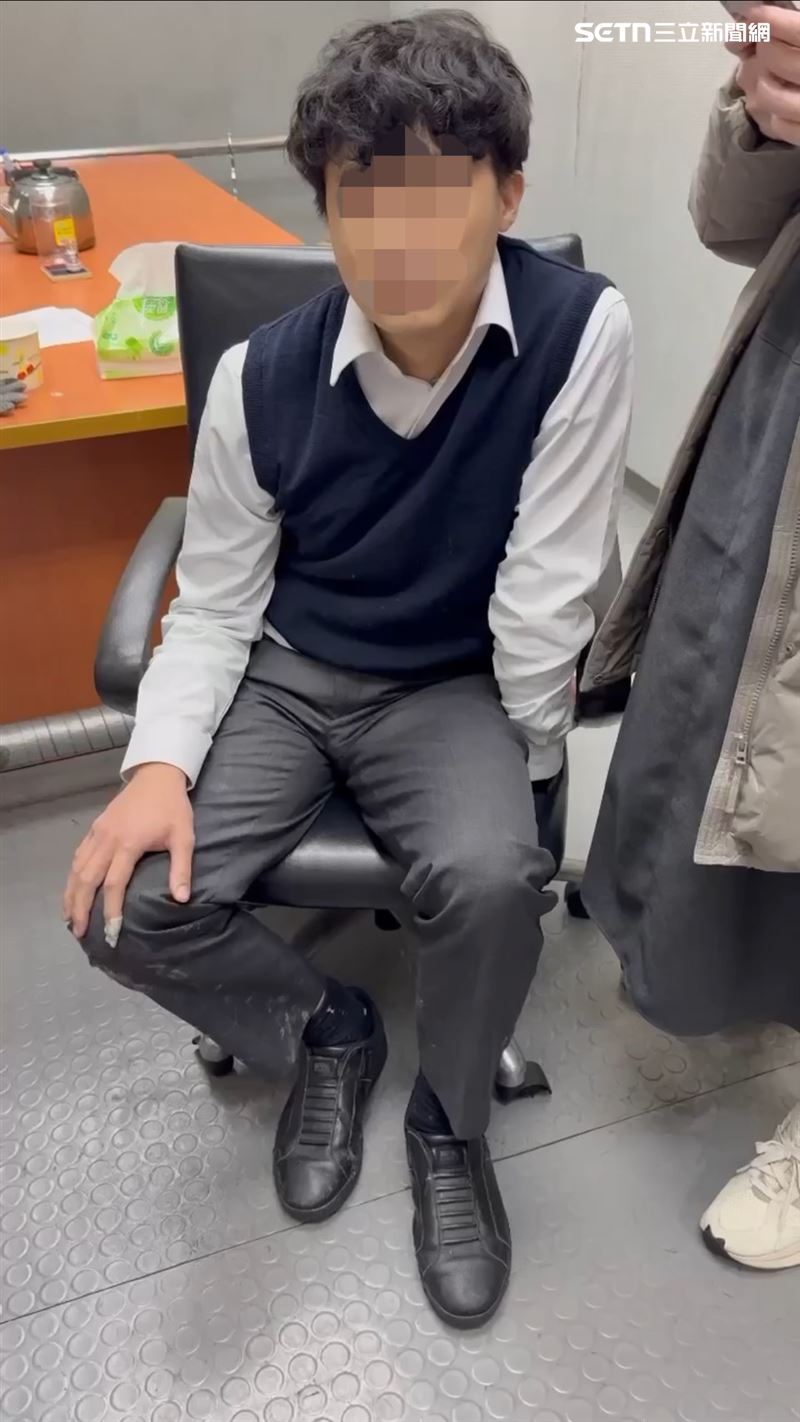 北市杜男騎車返家時中風嘔吐，警方錯認他酒駕帶返所偵辦。（圖／翻攝畫面）