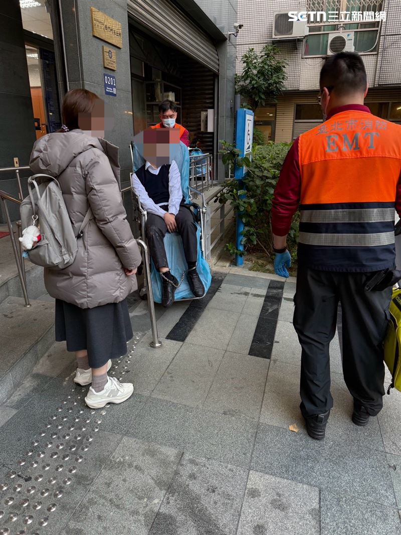 北市杜男騎車返家時中風嘔吐，警方錯認他酒駕帶返所偵辦。（圖／翻攝畫面）
