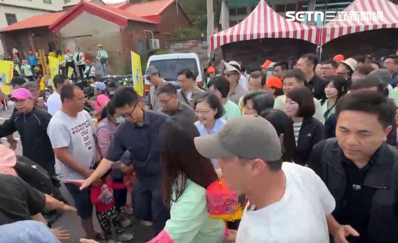 白沙屯媽祖進香換轎回鑾，蔡英文也現身當香燈腳（圖／翻攝畫面）