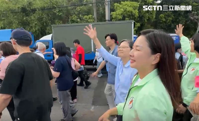 白沙屯媽祖進香換轎回鑾，蔡英文也現身當香燈腳（圖／翻攝畫面）