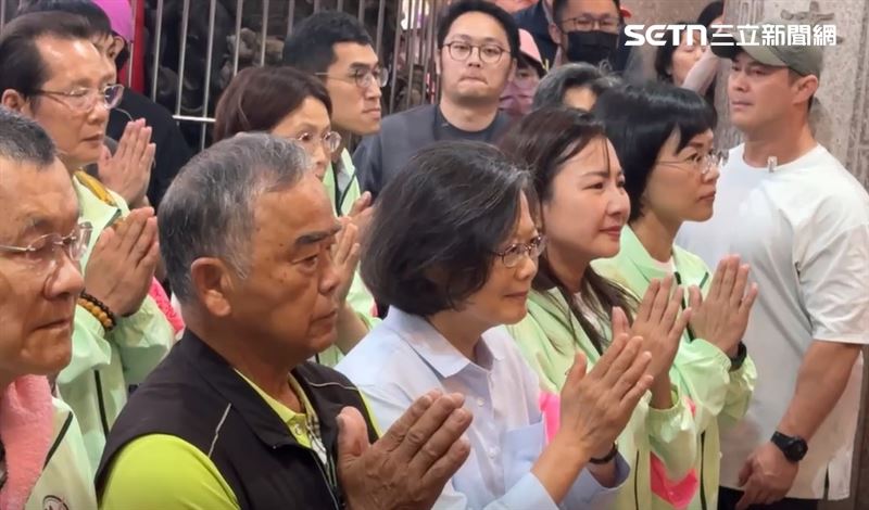 白沙屯媽祖進香換轎回鑾，蔡英文也現身當香燈腳（圖／翻攝畫面）