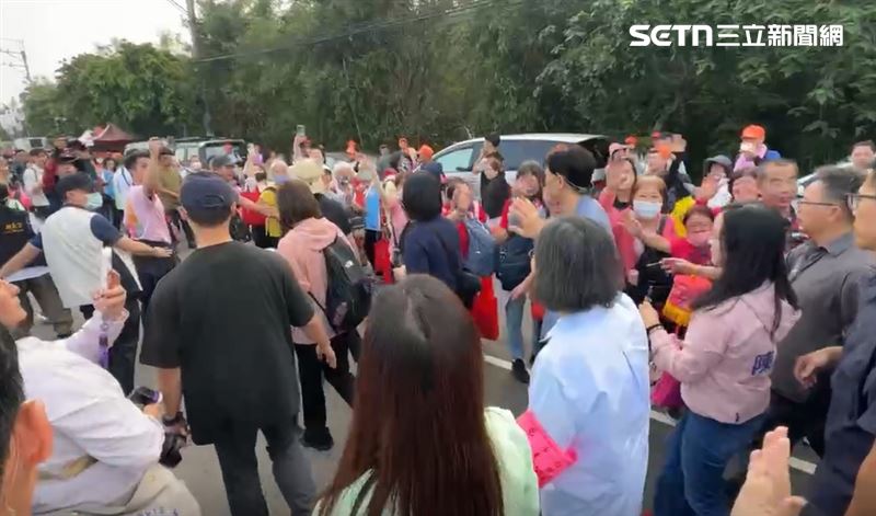 白沙屯媽祖進香換轎回鑾，蔡英文也現身當香燈腳（圖／翻攝畫面）