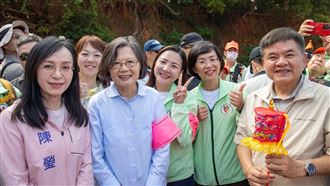 小英當香燈腳！偕「平安會贏」隨媽祖回鑾