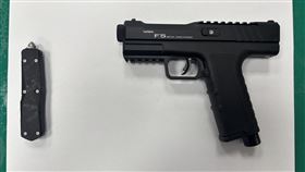 警方查扣尹男使用的鎮暴槍及彈簧刀各1支。（圖／翻攝畫面）