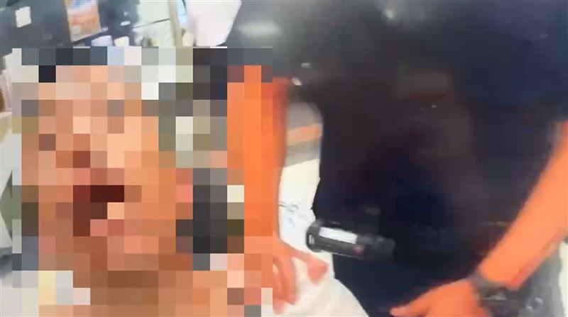 警方逮捕尹男。（圖／翻攝畫面）