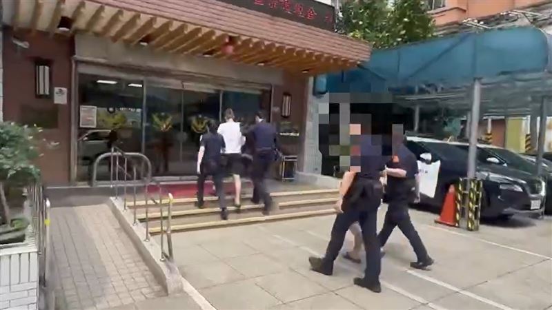 警方將尹男及林男帶回警局偵辦。（圖／翻攝畫面）