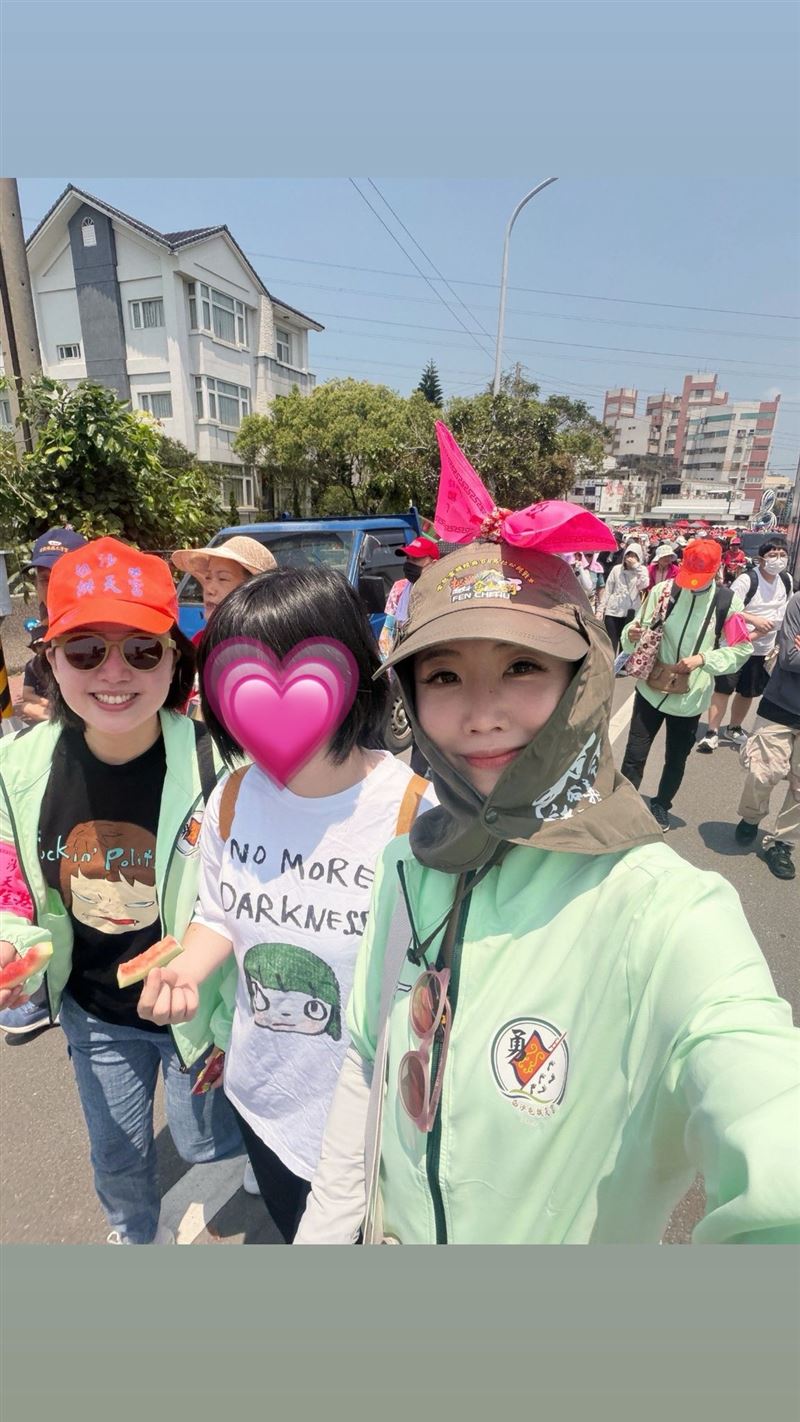 謝忻今年的「隨香之旅」多了妹妹與外甥女陪伴。（圖／翻攝自謝忻臉書）