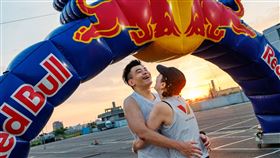 Gigi翻沙包卡關淚崩，老公史丹利（左）安慰肯定。（圖／好看娛樂提供）