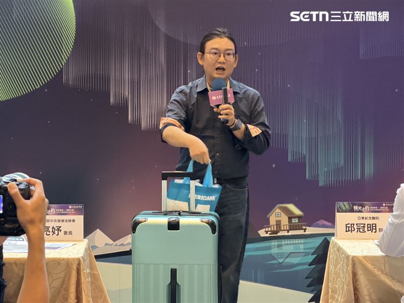 腎友陳先生帶著40公斤的透析用品，遠赴零下30度的加拿大黃刀鎮追尋極光。（圖／記者蔣季容攝影）