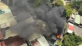 現場濃煙竄天。（圖／翻攝自記者爆料網）